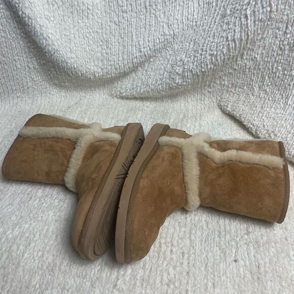 UGG CLASSIC ULTRA MINI UGG FLUFF CHESTNUT SHEEPSKIN BOOTS US  UGG winter boots. Soft tan suede exterior. Warm cream shearling lining. SZ8